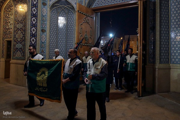 آیین لاله‌گردانی خدام حرم شاهچراغ(ع) در رثای شهادت امام رضا(ع)