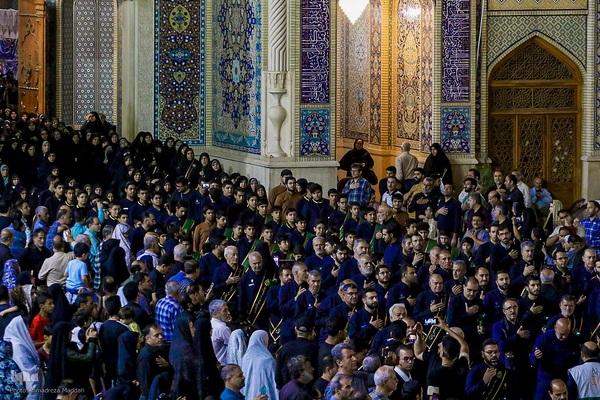 آیین لاله‌گردانی خدام حرم شاهچراغ(ع) در رثای شهادت امام رضا(ع)