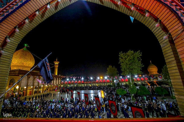 آیین لاله‌گردانی خدام حرم شاهچراغ(ع) در رثای شهادت امام رضا(ع)