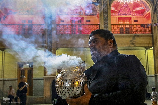 آیین لاله‌گردانی خدام حرم شاهچراغ(ع) در رثای شهادت امام رضا(ع)