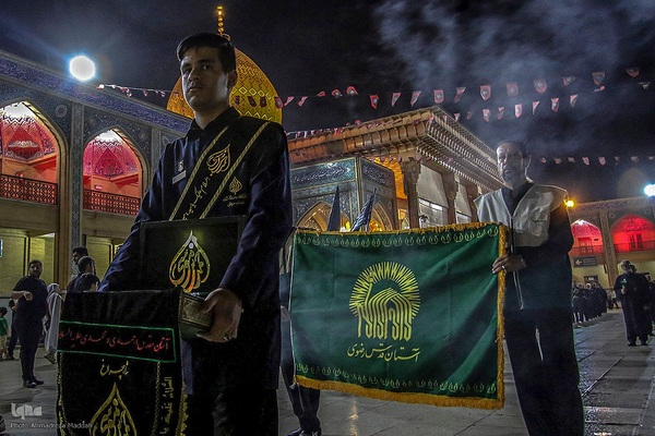 آیین لاله‌گردانی خدام حرم شاهچراغ(ع) در رثای شهادت امام رضا(ع)