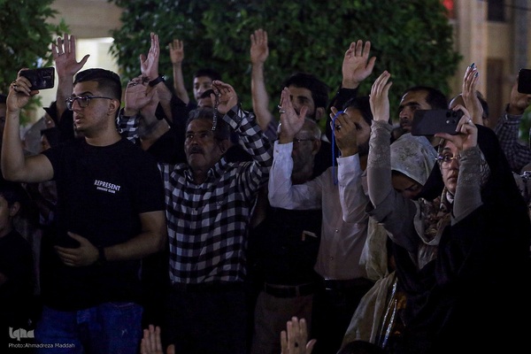 آیین لاله‌گردانی خدام حرم شاهچراغ(ع) در رثای شهادت امام رضا(ع)