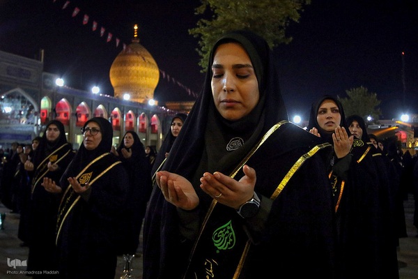 آیین لاله‌گردانی خدام حرم شاهچراغ(ع) در رثای شهادت امام رضا(ع)