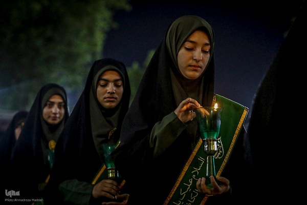 آیین لاله‌گردانی خدام حرم شاهچراغ(ع) در رثای شهادت امام رضا(ع)