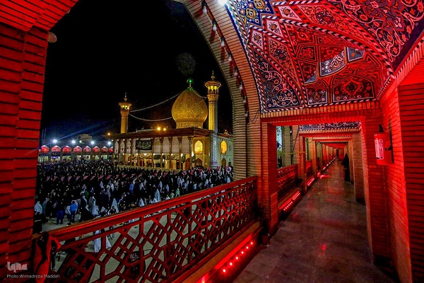 آیین لاله‌گردانی خدام حرم شاهچراغ(ع) در رثای شهادت امام رضا(ع)