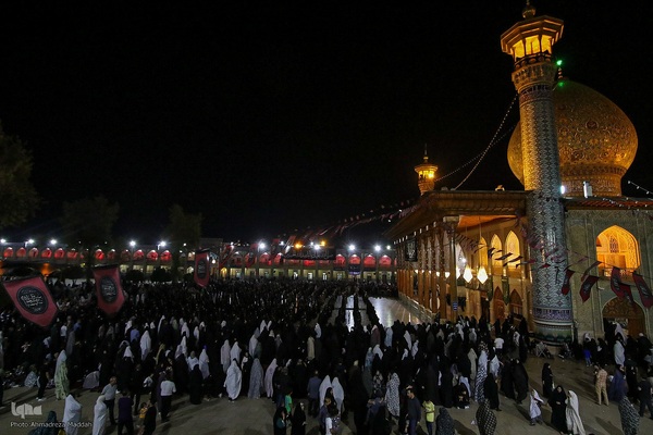 آیین لاله‌گردانی خدام حرم شاهچراغ(ع) در رثای شهادت امام رضا(ع)