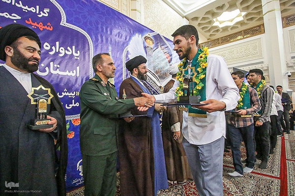 تجلیل از ۴۷۰ حافظ قرآن همراه با گرامیداشت شهدای قرآنی فارس