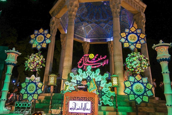 محفل قرآنی طنین تابناک در جوار آرامگاه حافظ