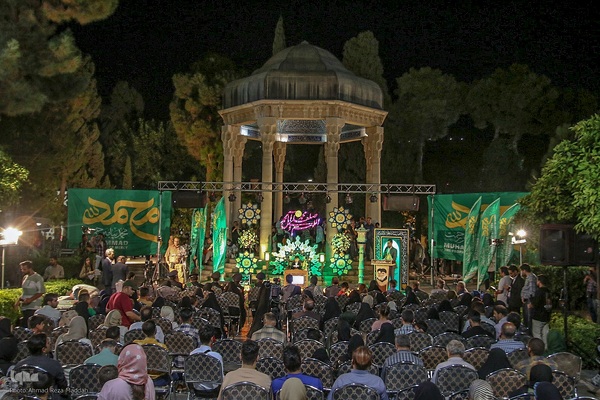 محفل قرآنی طنین تابناک در جوار آرامگاه حافظ