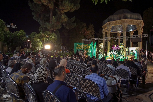 محفل قرآنی طنین تابناک در جوار آرامگاه حافظ