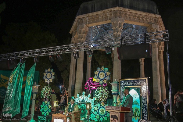 محفل قرآنی طنین تابناک در جوار آرامگاه حافظ