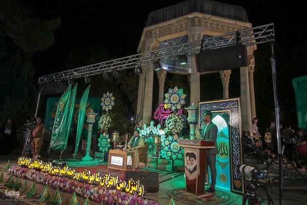 محفل قرآنی طنین تابناک در جوار آرامگاه حافظ