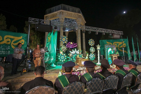 محفل قرآنی طنین تابناک در جوار آرامگاه حافظ