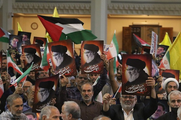 بزرگداشت شهادت سیدحسن نصرالله و عباس نیلفروشان در حرم شاهچراغ