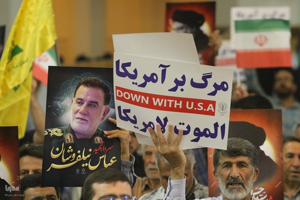 بزرگداشت شهادت سیدحسن نصرالله و عباس نیلفروشان در حرم شاهچراغ