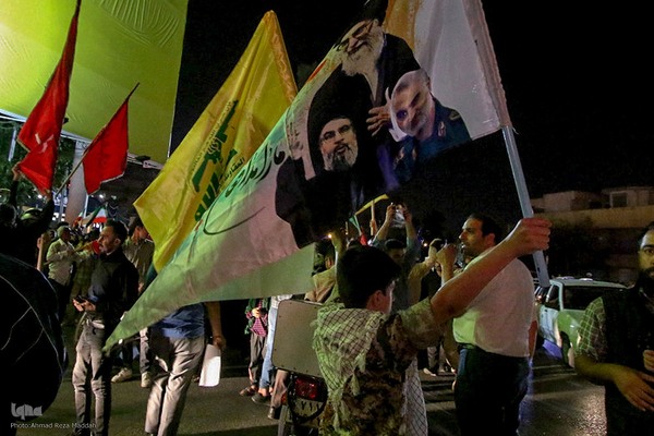 شادی مردم شیراز در حمایت از عملیات وعده صادق۲