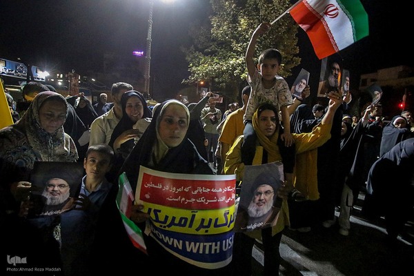 شادی مردم شیراز در حمایت از عملیات وعده صادق۲