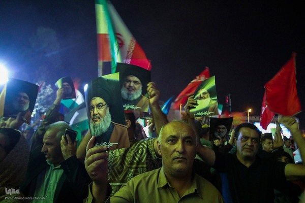 شادی مردم شیراز در حمایت از عملیات وعده صادق۲