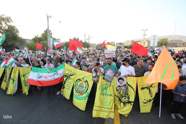 راهپیمایی مردم شیراز در حمایت از عملیات «وعده صادق ۲»