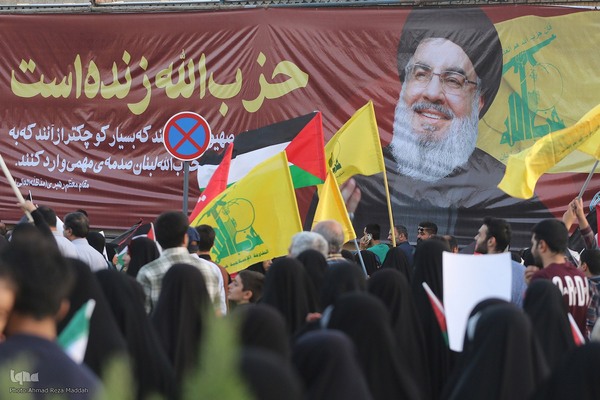 راهپیمایی مردم شیراز در حمایت از عملیات «وعده صادق ۲»