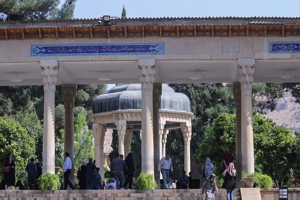 گلباران آرامگاه حافظ