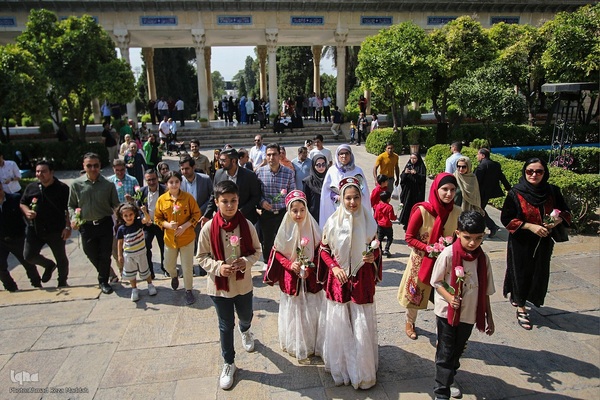 گلباران آرامگاه حافظ