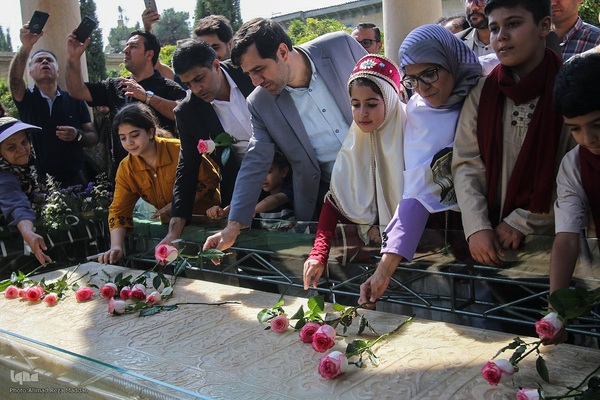 گلباران آرامگاه حافظ