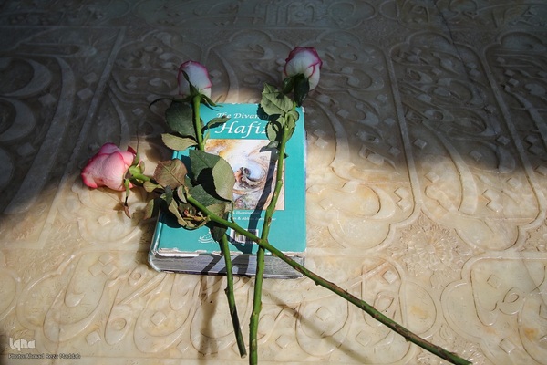 گلباران آرامگاه حافظ