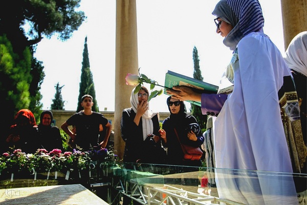 گلباران آرامگاه حافظ