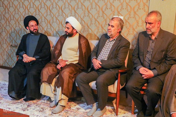 حضور آیت‌الله دژکام در منزل شهید معصومه کرباسی‎