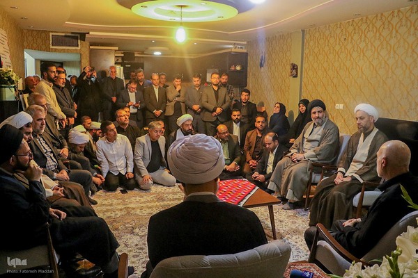 حضور آیت‌الله دژکام در منزل شهید معصومه کرباسی‎