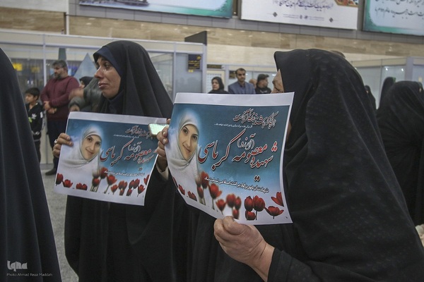 استقبال از ورود پیکر شهیده معصومه کرباسی در فرودگاه شیراز