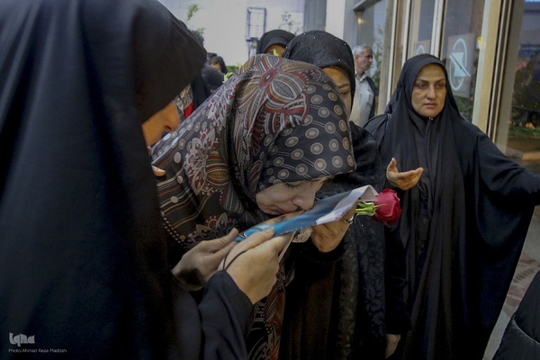 استقبال از ورود پیکر شهیده معصومه کرباسی در فرودگاه شیراز