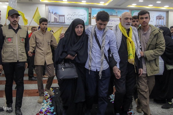 استقبال از ورود پیکر شهیده معصومه کرباسی در فرودگاه شیراز