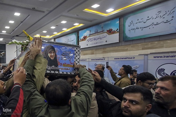 استقبال از ورود پیکر شهیده معصومه کرباسی در فرودگاه شیراز