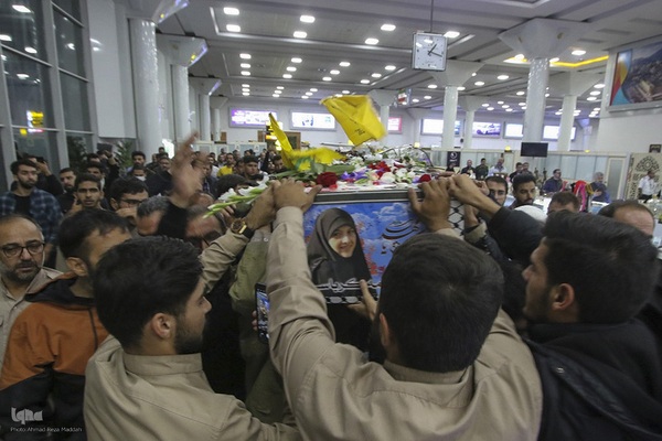استقبال از ورود پیکر شهیده معصومه کرباسی در فرودگاه شیراز