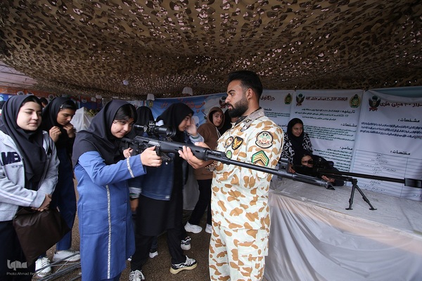 حال و هوای نمایشگاه روایت اقتدار در روز بارانی پاییزی