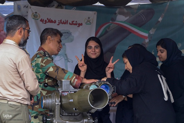 حال و هوای نمایشگاه روایت اقتدار در روز بارانی پاییزی