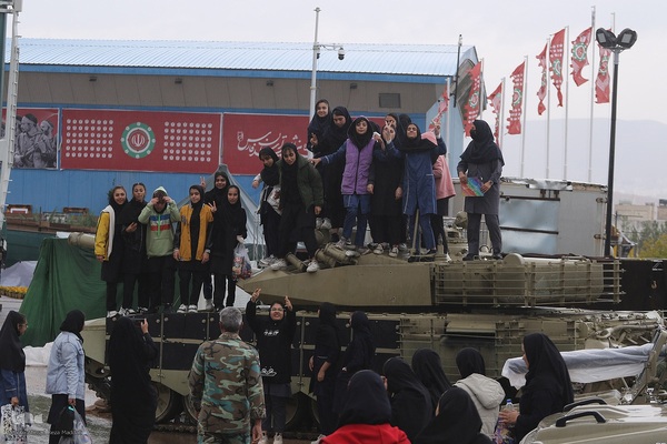 حال و هوای نمایشگاه روایت اقتدار در روز بارانی پاییزی