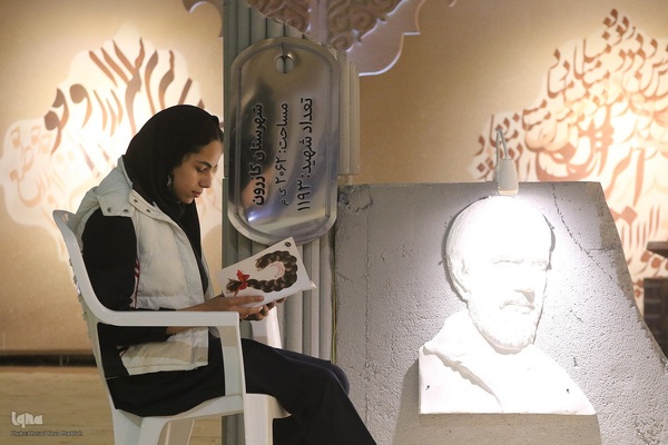 حال و هوای نمایشگاه روایت اقتدار در روز بارانی پاییزی