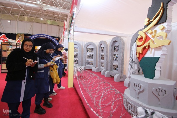 حال و هوای نمایشگاه روایت اقتدار در روز بارانی پاییزی