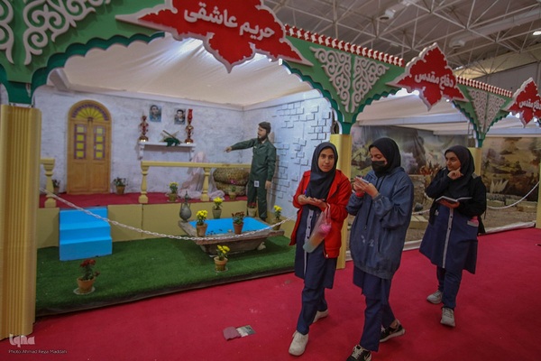 حال و هوای نمایشگاه روایت اقتدار در روز بارانی پاییزی