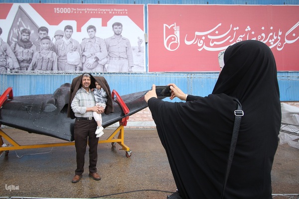 حال و هوای نمایشگاه روایت اقتدار در روز بارانی پاییزی