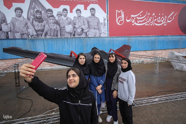 حال و هوای نمایشگاه روایت اقتدار در روز بارانی پاییزی