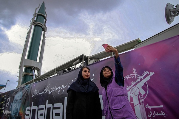 حال و هوای نمایشگاه روایت اقتدار در روز بارانی پاییزی