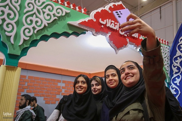 حال و هوای نمایشگاه روایت اقتدار در روز بارانی پاییزی