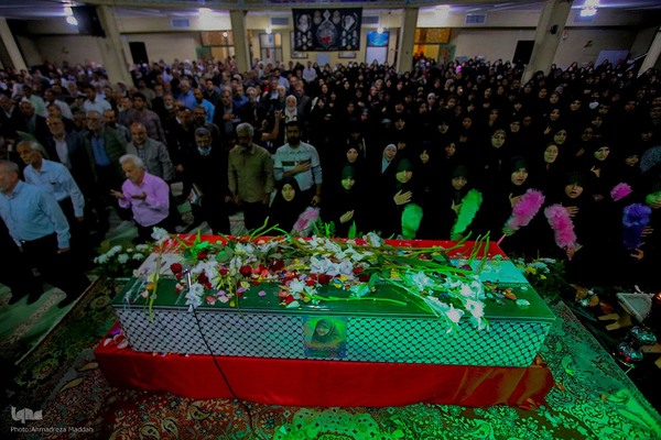 وداع مردم شهرک گلستان شیراز با پیکر شهید معصومه کرباسی