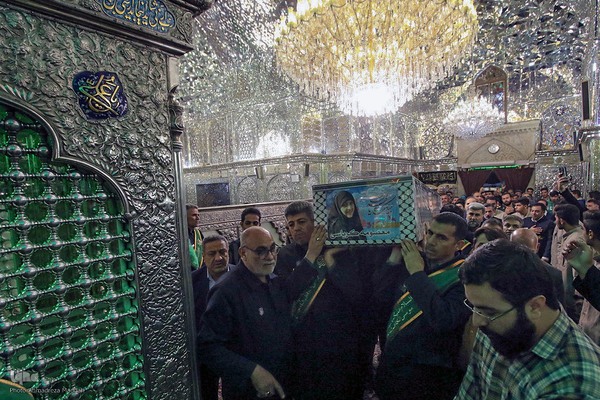 مراسم وداع با پیکر شهید معصومه کرباسی در حرم شاهچراغ