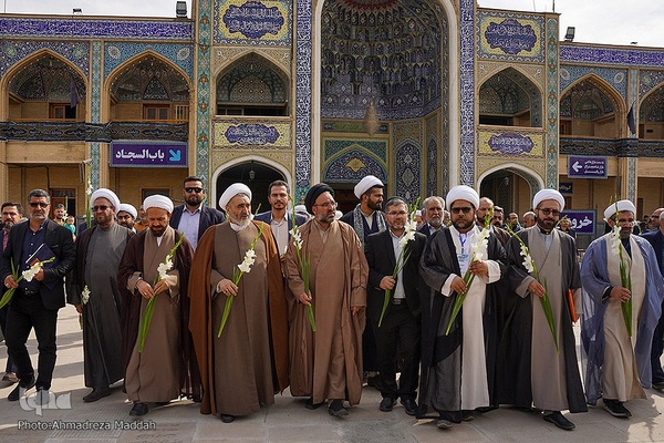 گلباران قبور شهدای حرم مطهر