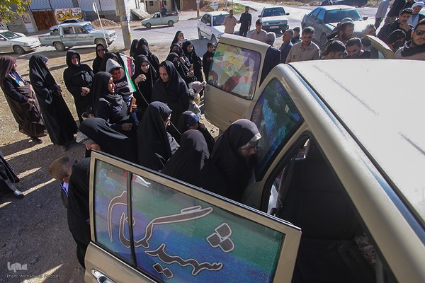 استقبال روستائیان شیراز از شهید گمنام